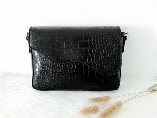 YOUR NEW FAVORITE BLACK BAG