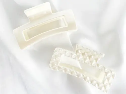 PEARLY WHITE HAIR CLIP
