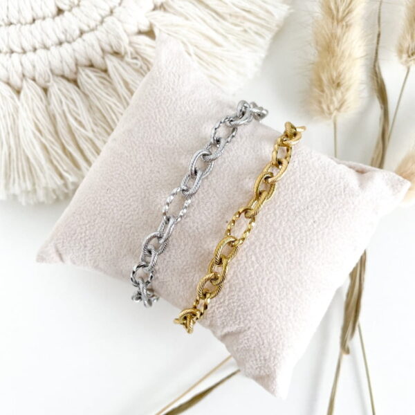 DIFFERENT CHAIN BRACELET