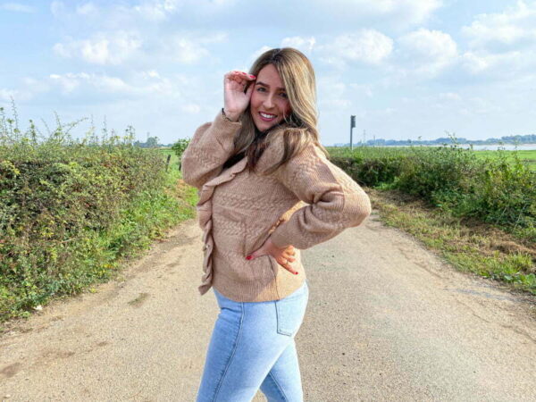 ROMANTIC RUFFLE CARDIGAN BEIGE